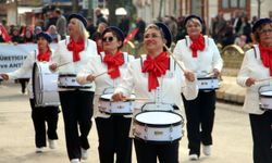 Geçit töreninde dağıtılan hediyeler için kıyasıya yarış