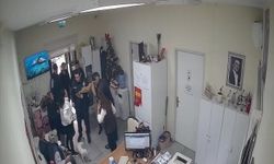 İstanbul- Pendik'te belge almaya gelen kadınla muhtar arasında tekme tokat kavga kamerada