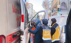 Kars'ta 6 katlı binada yangın; 1'i çocuk 3 kişi dumandan etkilendi