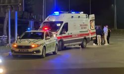 Motosiklet ile otomobilin çarpıştığı kaza kamerada: 1 yaralı