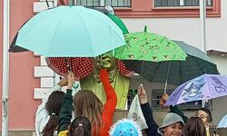 Öğrenciler yağmur altında Atatürk büstünü şemsiyeyle korudu