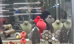 Ordu'da kasklı soyguncu kuyumcudan 5 kilo altınla kaçtı