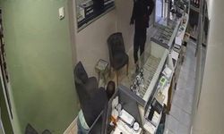 Ordu'da, kasklı şüphelinin kuyumcu hırsızlığı kamerada