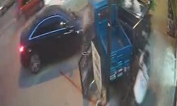 Otomobil, kaldırımdaki motosikletlere çarptı; kaza anı kamerada