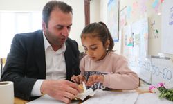 Yüksekovalı baklavacı, köy okullarındaki öğretmenlere baklava ikram edip, gül takdim etti