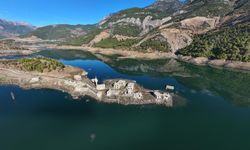 Mersin Alaköprü Barajı Can Çekişiyor: Köy Evleri ve Cami Ortaya Çıktı