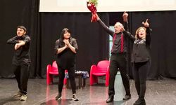 Antalya'da 'Şakka Olmalı' kahkaha attırdı