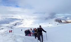 Beyaza bürünen zirvelere kar yürüyüşü