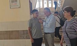 Bilinçli olarak koridora bırakılan pet şişeyi alıp çöpe atan öğrenciye ödül