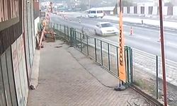 Minibüs ile çarpışan elektrikli motosikletin sürücüsü yaralandı; kaza anı kamerada