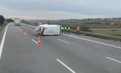 Otoyolda devrilen minibüsün sürücüsü yaralandı