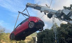 Patlayan su borusu yolda göçüğe neden oldu; taşan su ise otomobili bahçeye sürükledi