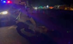 Polis, yaralı köpeğin üstünü kendi montuyla örttü