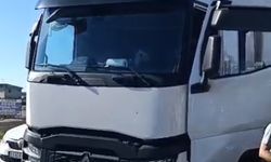 Sürücüleri flamayla uyarırken çarpan TIR'ın altında yaşamını yitirdi