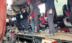Yolcu otobüsü, otoyolda TIR'a çarptı; 6 ölü, 11 yaralı