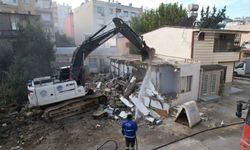 Akdeniz’de riskli bina yıkıldı: Barış Mahallesi rahat nefes aldı
