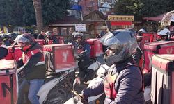 Adana'da kuryeler, kontak kapatıp eylem yaptı