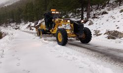 Büyükşehir ekiplerinin karla mücadele çalışması sürüyor