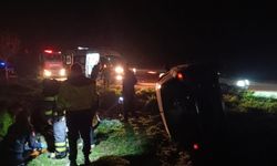 Devrilen otomobilin sürücüsü yaralandı