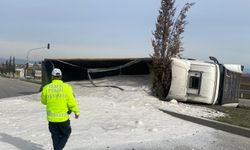 Devrilen TIR'ın şoförü yaralandı