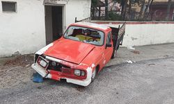 Duvara çarpan pikapta 2 yaralı