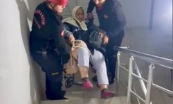 Elektrik kesintisi nedeniyle evine çıkamayan yaşlı kadının yardımına itfaiye koştu