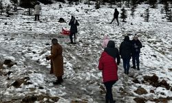 Erdemli'de çocukların kar sevinci