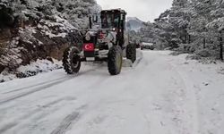 Feke'de karda mahsur kalan araçlar kurtarıldı