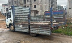 Hafif ticari araçla kamyonet çarpıştı: 1'i çocuk, 3 yaralı