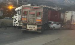 Hatay'da buzlanan yolda 11 araç zincirleme kazaya karıştı: 11 yaralı