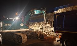 Hatay'da istinat duvarı park halindeki araçların üstüne devrildi