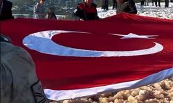 Hatay'da ormanlık alanda yırtılan bayrak yenilenerek göndere çekildi