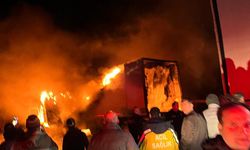 Hatay'da park halindeki TIR yandı