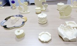 Huzurevinde yaptığı süs eşyalarını hediye ediyor