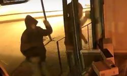 Kaldırım taşı ile iş yerinin camını kırıp, tablet ve cep telefonu çaldılar