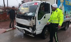 Kamyonetler kavşakta çarpıştı: 1 yaralı