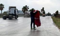 Kara yoluna düşen Türk bayrağını katlayıp, kaldırdılar