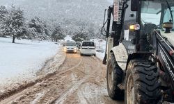 Karda mahsur kalanlar kurtarıldı