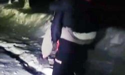 Kardan kapalı yolları yürüyerek geçen ekipler, 2 hastayı hastanelere ulaştırdı / Ek fotoğraflar