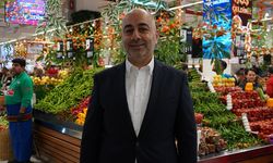 Mağaza açılışında indirimden yararlanmak isteyenler uzun kuyruklar oluşturdu