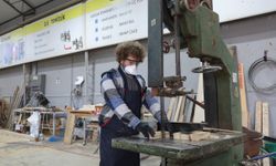 Mersin'de kadın mobilya ustaları yetiştiriyor