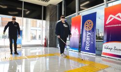 Mersinliler beyaz bastonla gözleri kapalı yürüdü