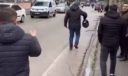 Motosiklet sürücüsü, yol verme kavgasında servis minibüsünün camını kaskıyla kırdı; o anlar kamerada