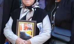 Oğlunun öldürülmesine ilişkin görüntüleri izlerken gözyaşına boğuldu