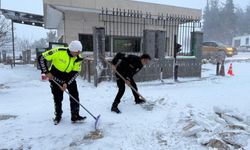 Osmaniye'de polisler kar küredi, vatandaşların yolunu açtı