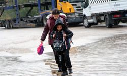 Rögarı olmayan sokak yağmur suyuyla doldu; sitede yaşayanlar yola taş döşeyip ulaşımı sağladı / Ek fotoğraflar