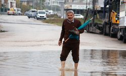 Rögarı olmayan sokak yağmur suyuyla doldu; sitede yaşayanlar yola taş döşeyip ulaşımı sağladı