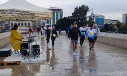 Sağanak altında 3 bin kişi Kurtuluş Yarı Maratonu'nda koştu/ Ek fotoğraflar