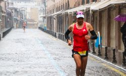 Sağanak altında 3 bin kişi Kurtuluş Yarı Maratonu'nda koştu