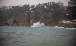 'Sarı kod'la uyarılan Antalya'da şiddetli yağış